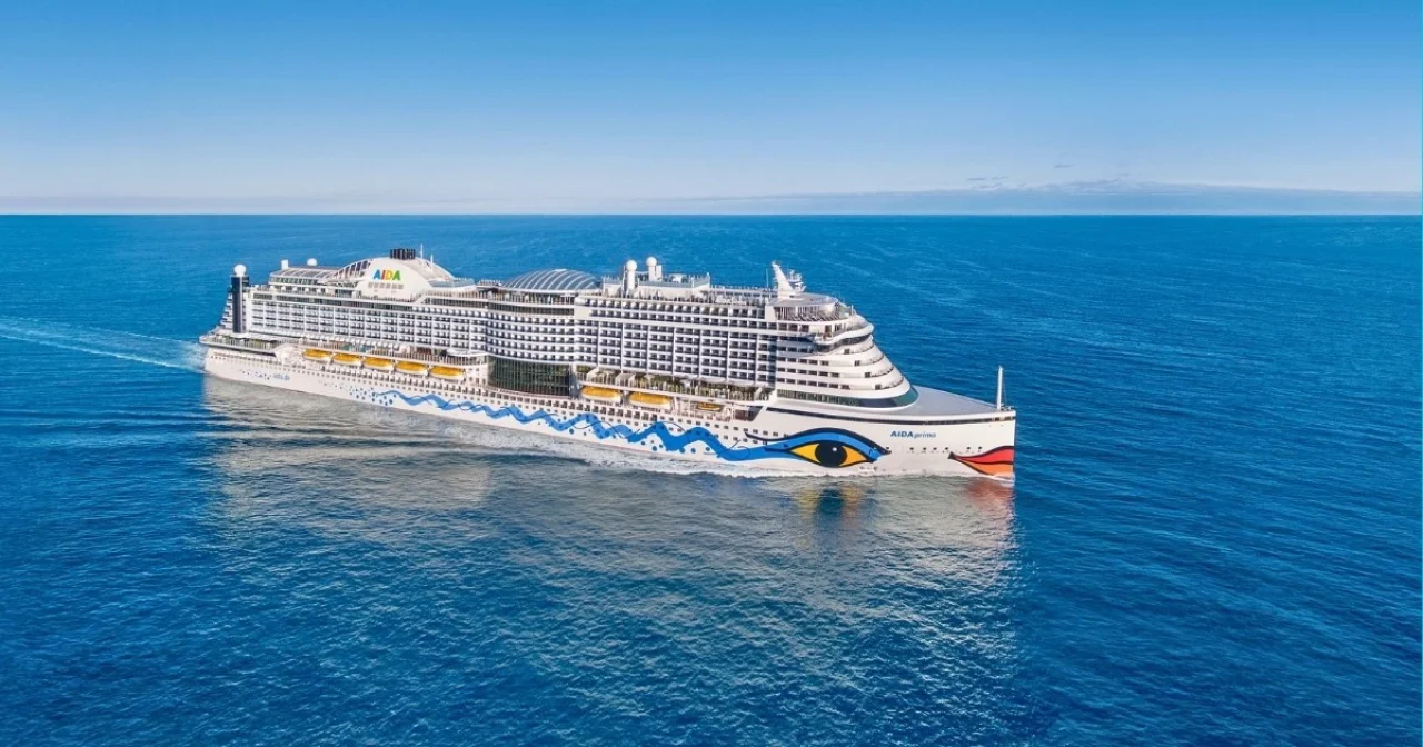 Kreuzfahrtschiff AIDAprima bei voller Fahrt auf dem Meer bei gutem Wetter