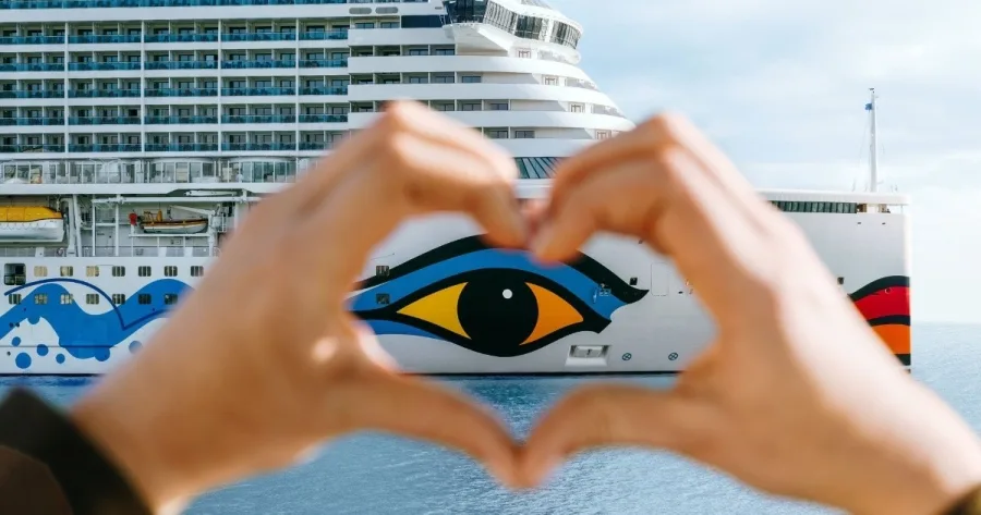 Hand formt Herz vor AIDA Schiff
