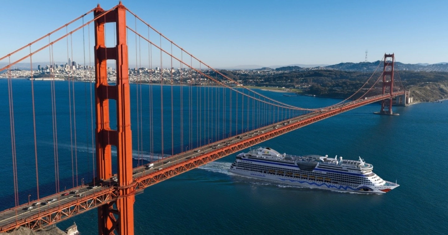 AIDA Schiff unter Golden Gate Bridge.