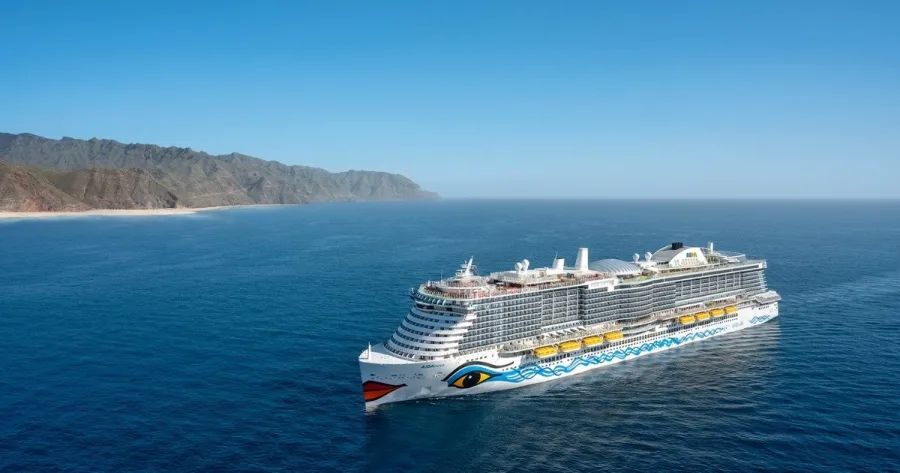 AIDA Schiff vor Kanareninsel