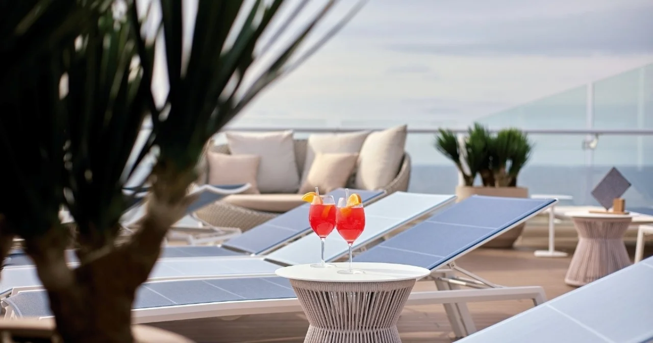 X-Sundeck auf der Mein Schiff Relax mit Liegen und Cocktails