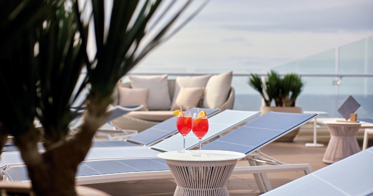 X-Sundeck auf der Mein Schiff Relax mit Liegen und Cocktails