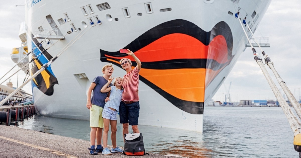 Familie macht Selfie vor AIDA Schiff