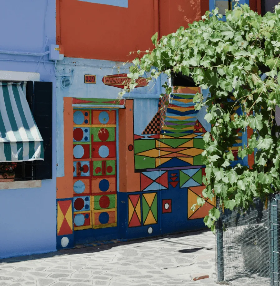 Bunt bemalte Hausfassade ist ein beliebtes Fotomotiv bei Urlaubern