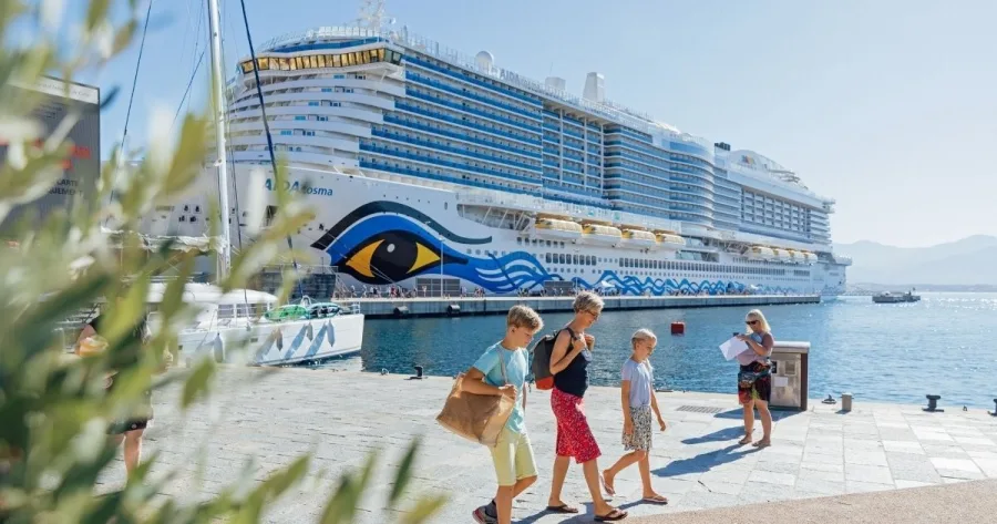 Familie vor AIDA Schiff im Hafen