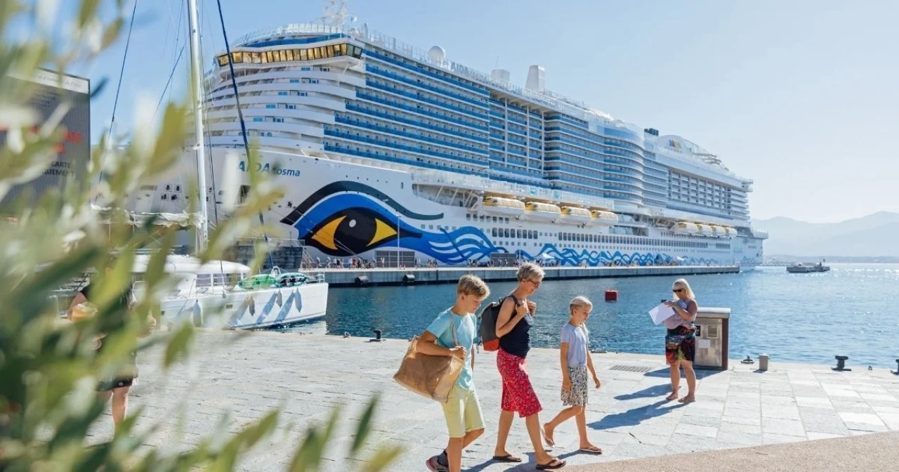 Familie vor AIDA Schiff im Hafen