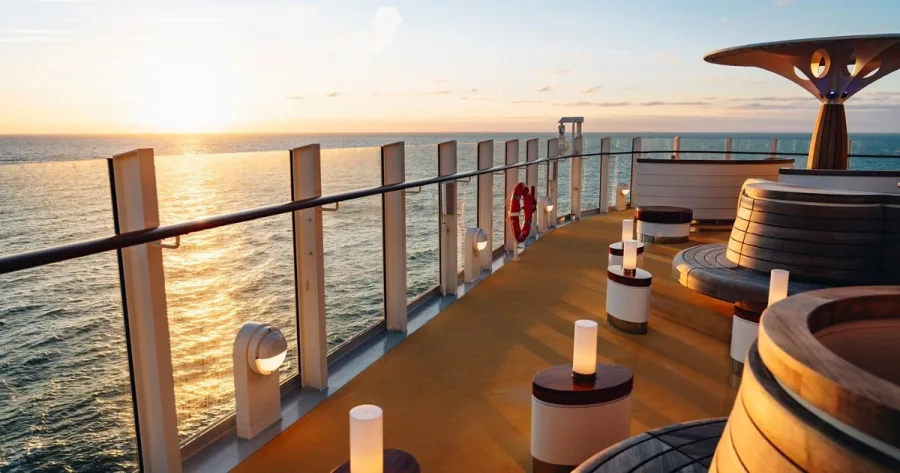 Ausblick von AIDA Reling auf Meer bei Sonnenuntergang