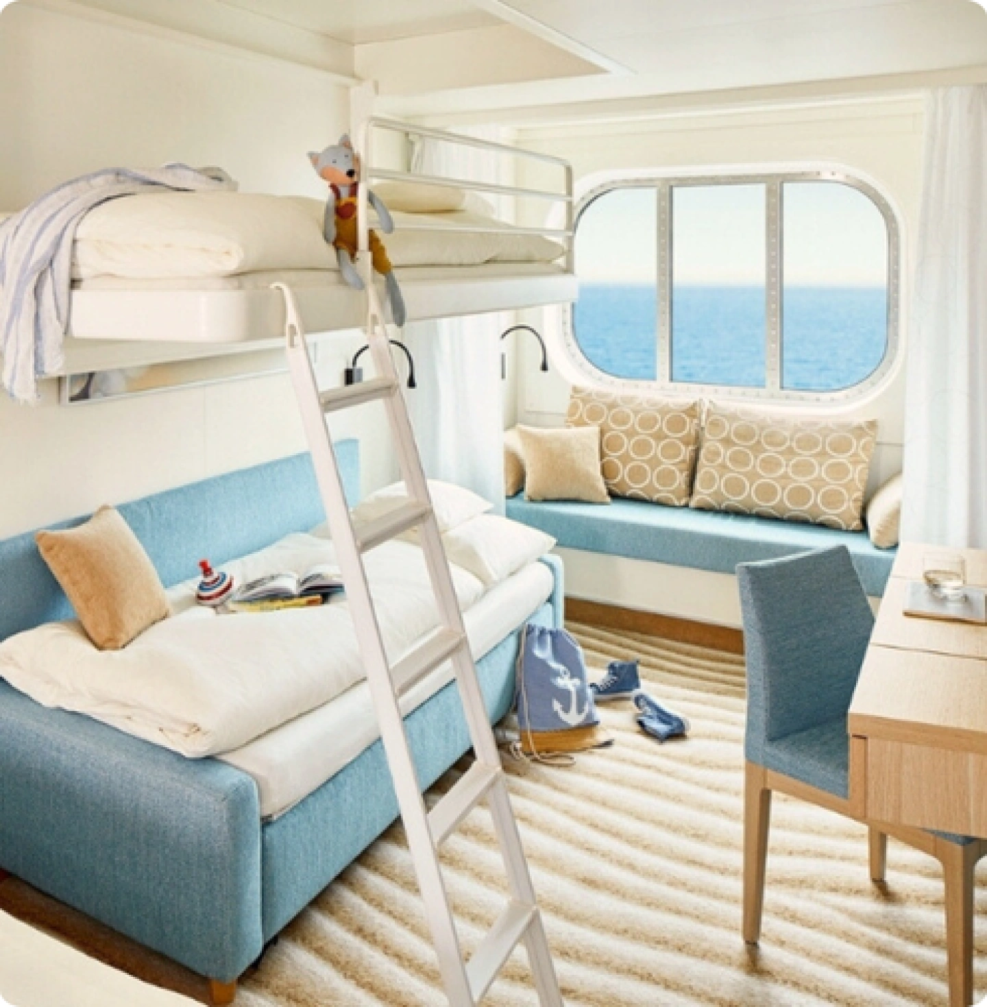 Mehrbett-Außenkabine von AIDA mit Schlafcouch und Pullmann-Bett