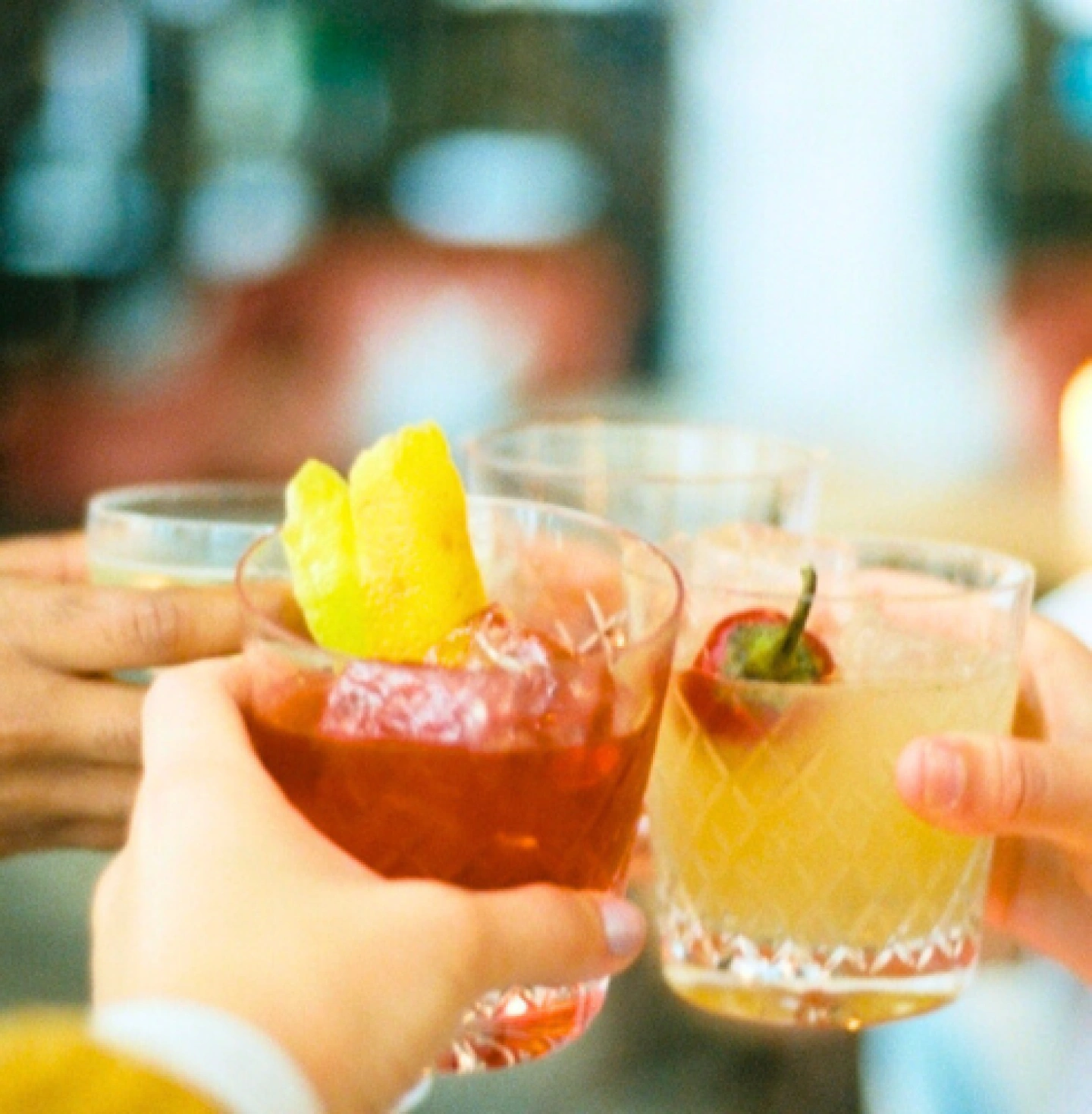 Anstoßen mit Cocktails