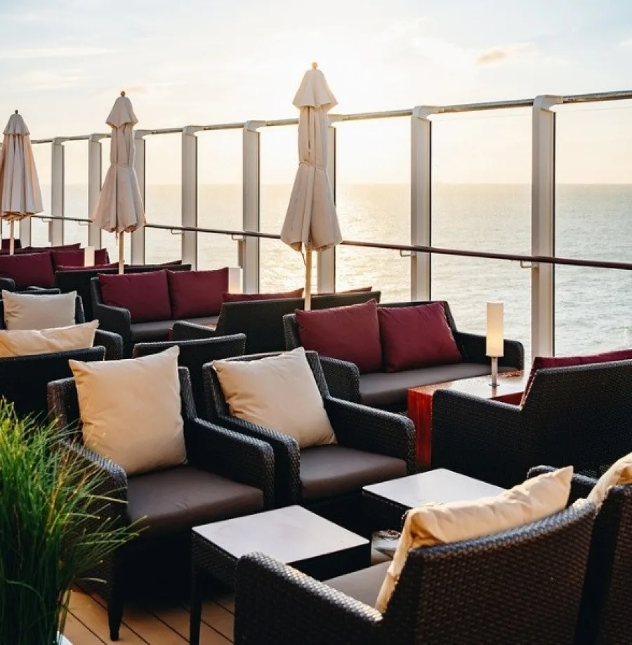 Loungemöbel mit Meerblick auf Außendeck