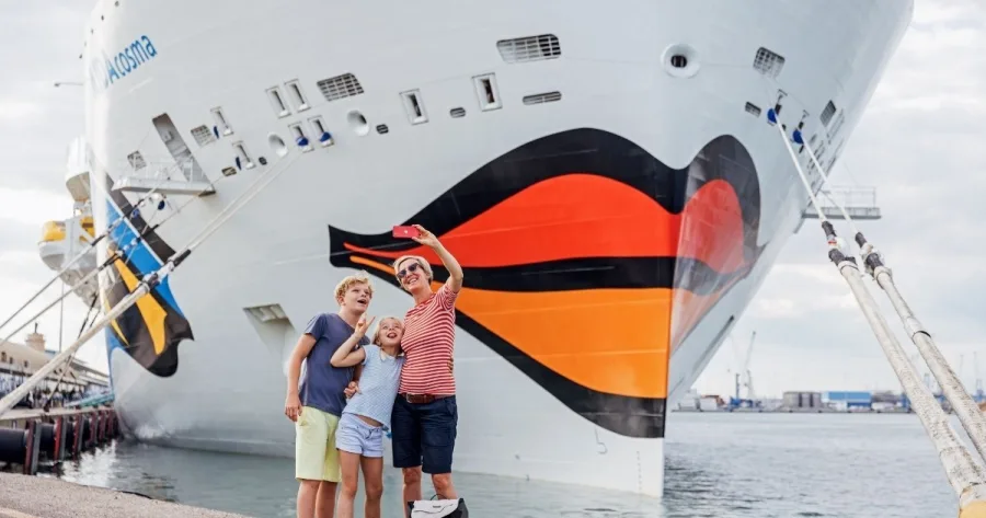 Familie macht Selfie vor AIDA Schiff