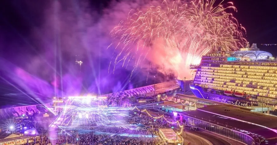 Feuerwerk anlässlich der Taufe von Mein Schiff Relax