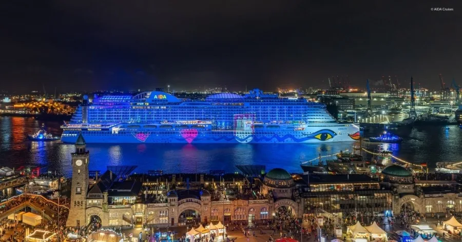 AIDA Schiff in Hamburg bei Hafengeburtstag