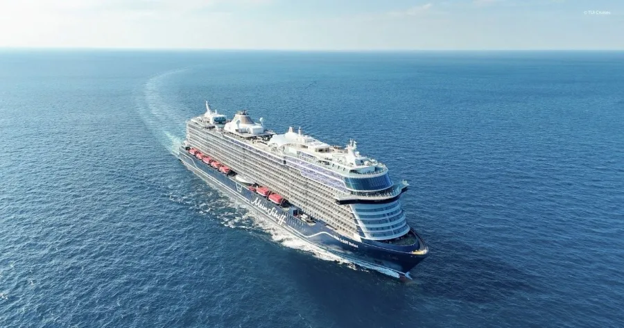 Mein Schiff Relax auf dem Wasser