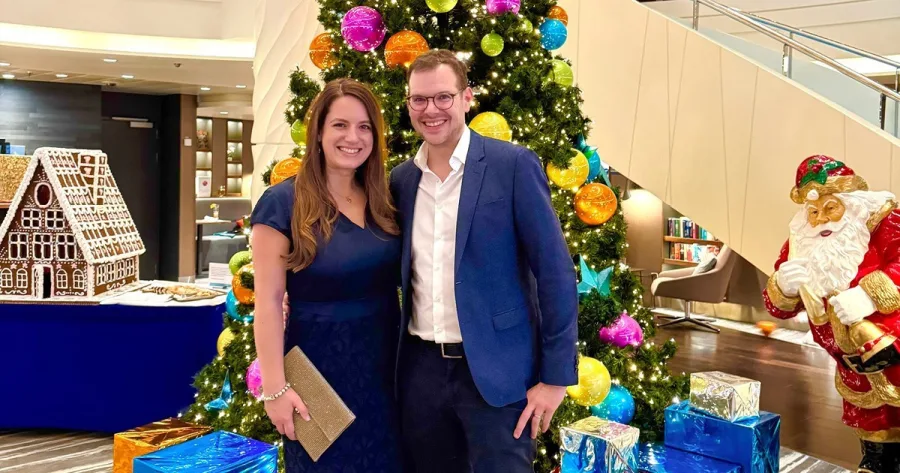 Rebekka und Johannes vor Tannenbaum an Bord