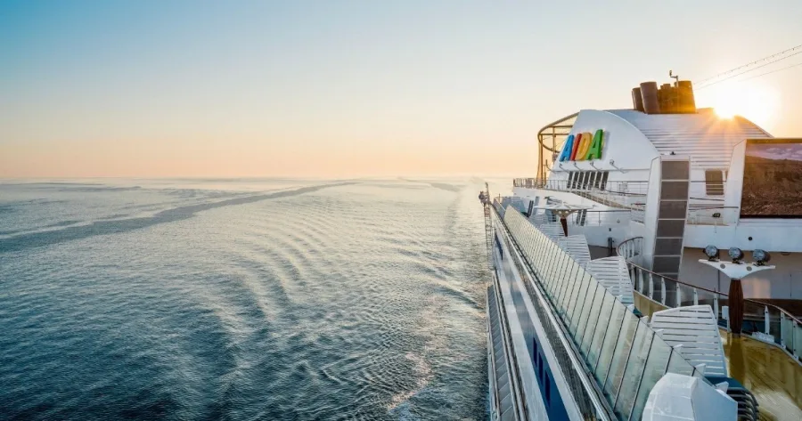 AIDA Schiff auf dem Meer bei Sonnenuntergang