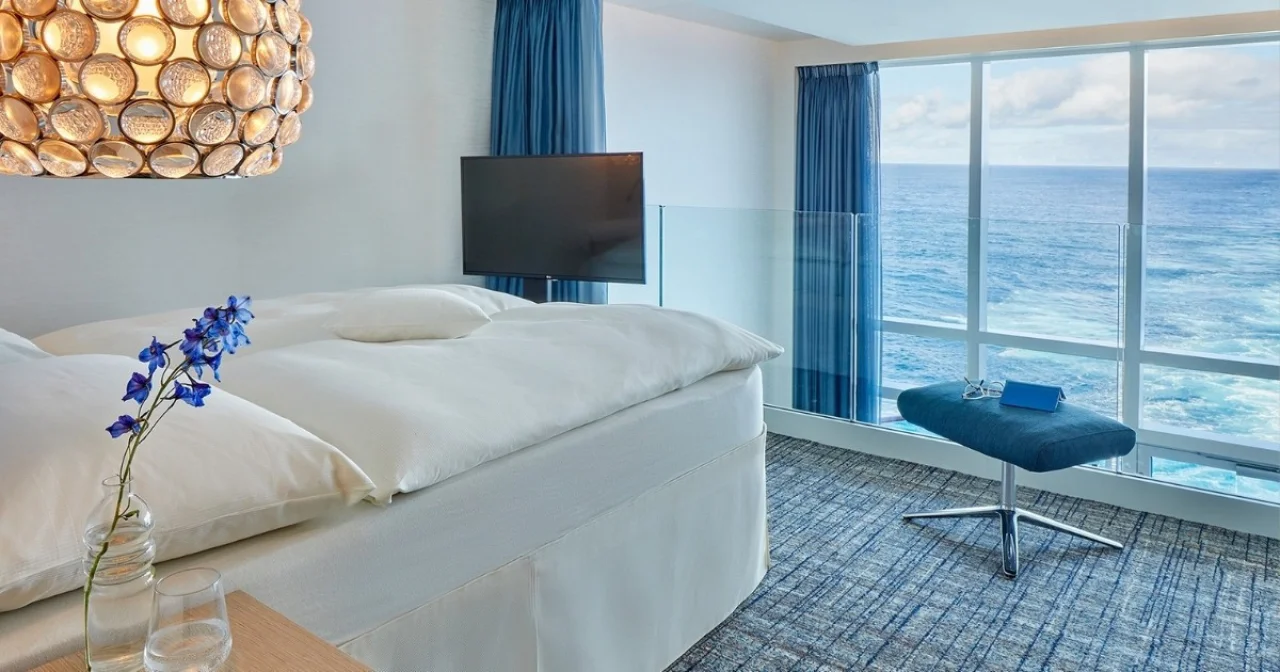 Bett mit Blick aufs Meer in der AIDAnova Penthouse Suite