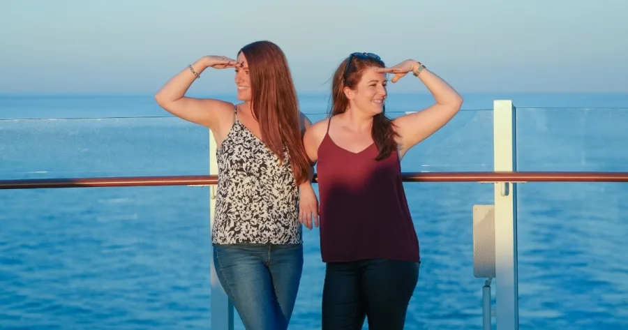 EURESAreisen Mitarbeiterinnen Rebekka und Katharina stehen an Reling eines Kreuzfahrtschiffes