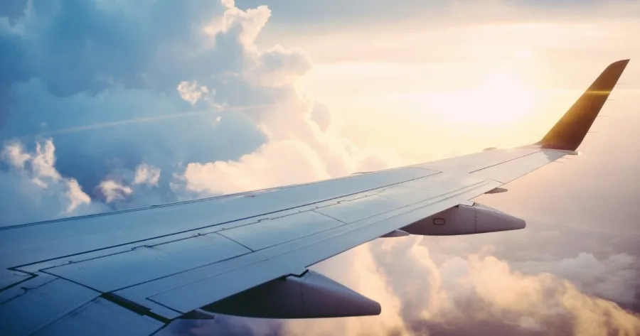 Blick aus Flugzeugfenster auf Tragfläche