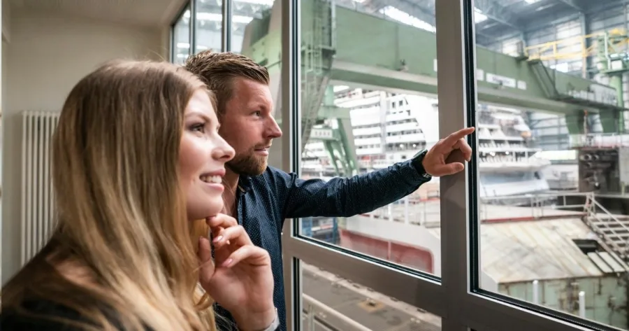 Besucher in Meyer Werft