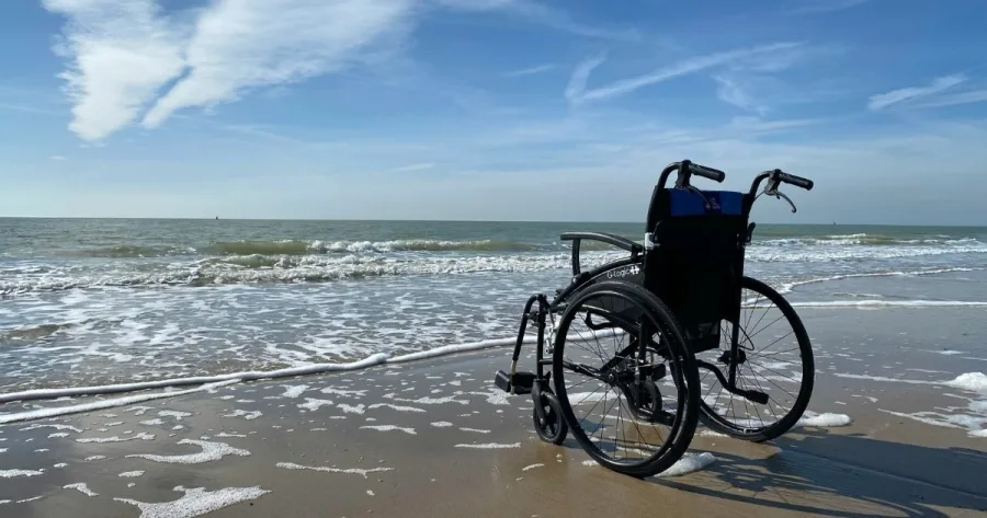 Rollstuhl am Strand