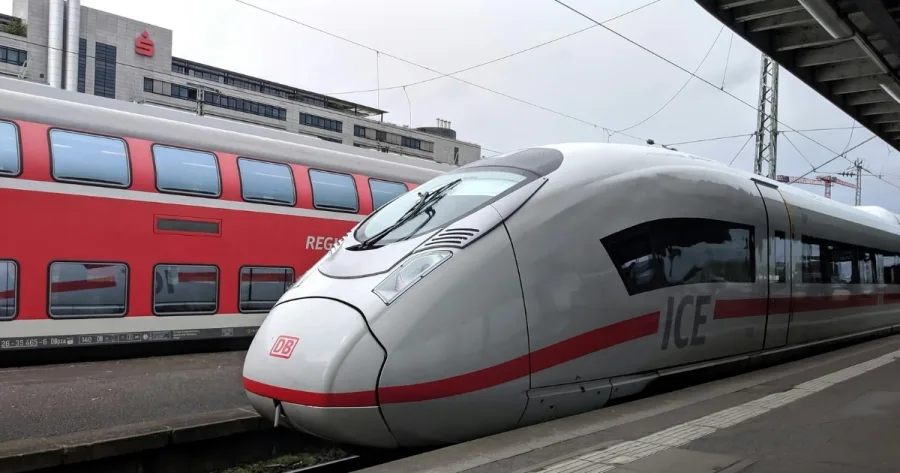 Züge in Bahnhof