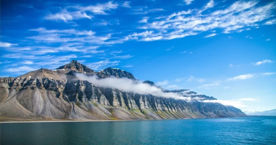 Berg ragt aus Meer nahe Svalbard, Spitzbergen