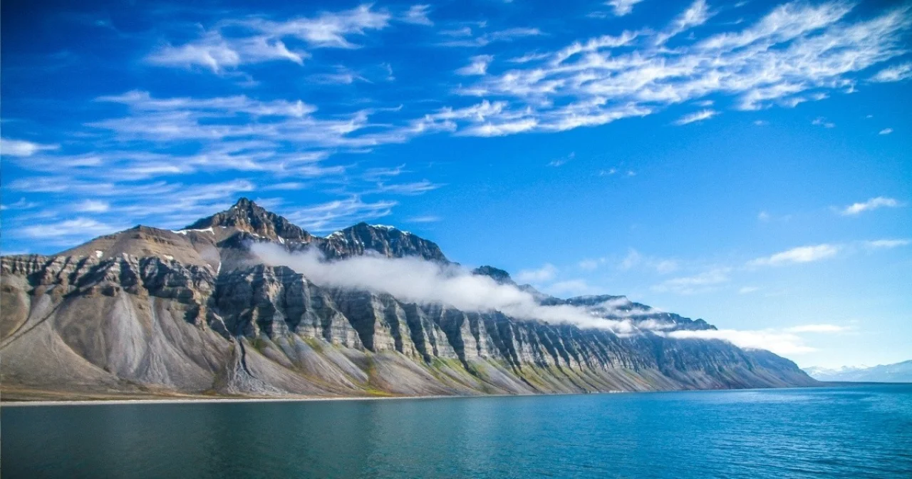 Berg ragt aus Meer nahe Svalbard, Spitzbergen
