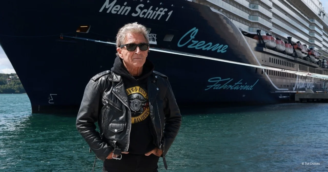 Peter Maffay vor der Mein Schiff 1 freut sich auf die Rock n Sail Eventreise 2026