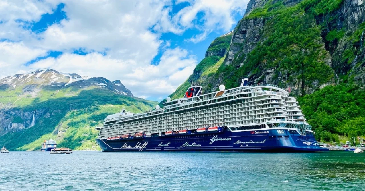 Mein Schiff 1 im Fjord