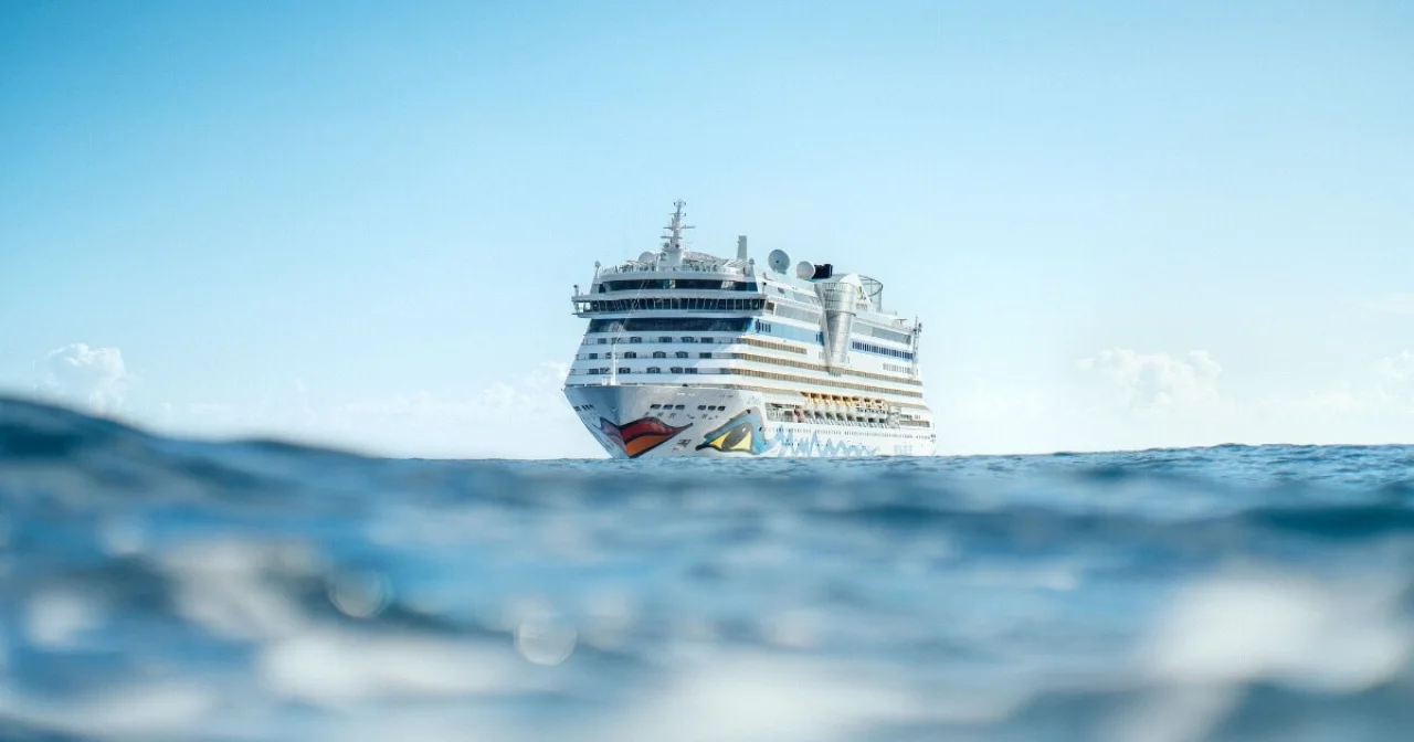 Die von AIDA Cruises schon mehrfach als Weltreiserschiff eingesetzte AIDAdiva auf dem Meer