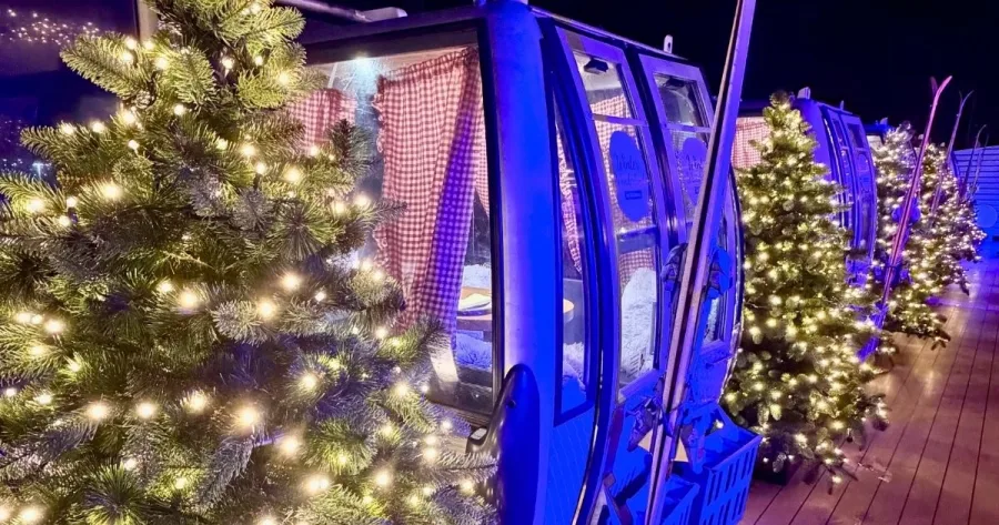 Weihnachtsbäume und Skigondeln auf Pooldeck von AIDAnova