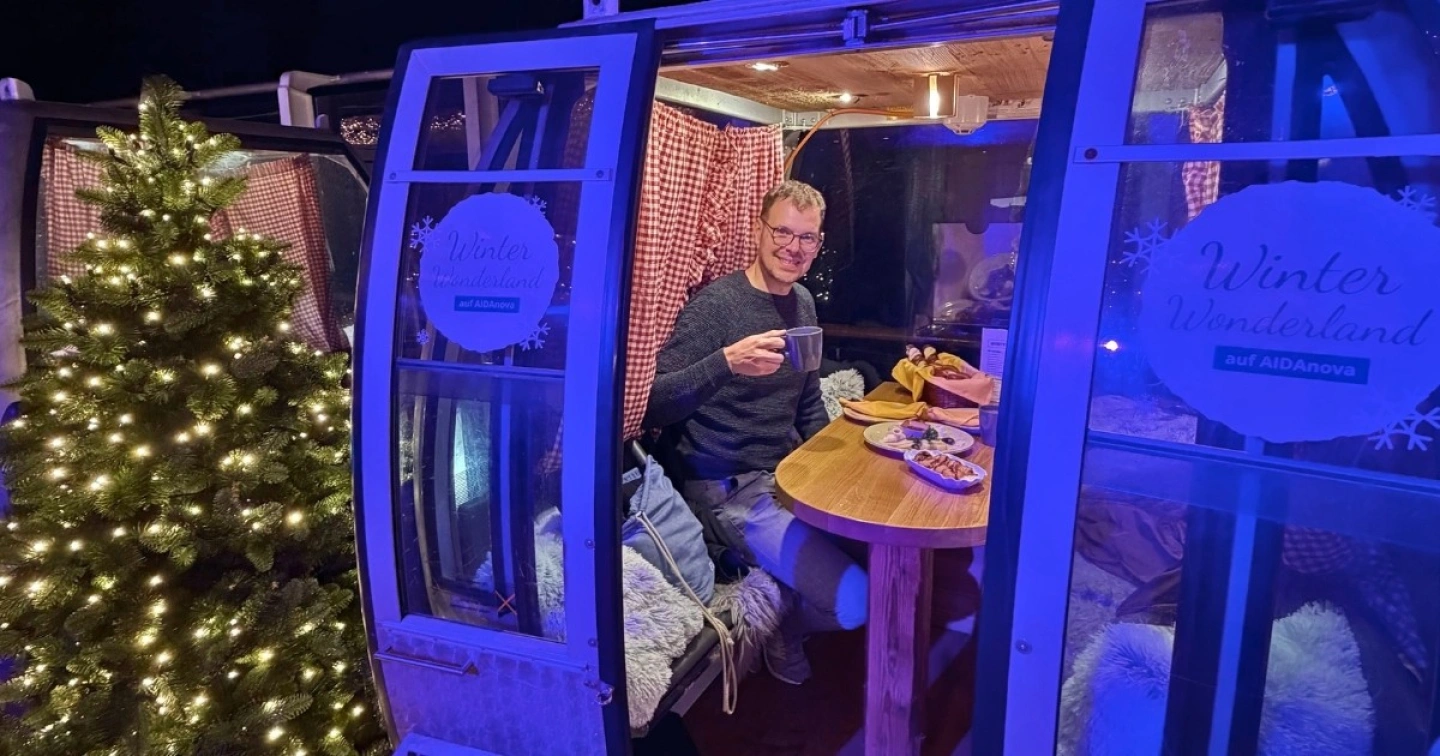 Johannes mit Essen in Skigondel auf AIDAnova.
