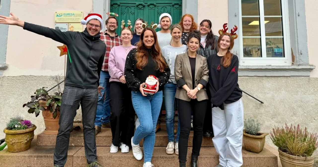 EURESAreisen Team mit Weihnachtsoutfits