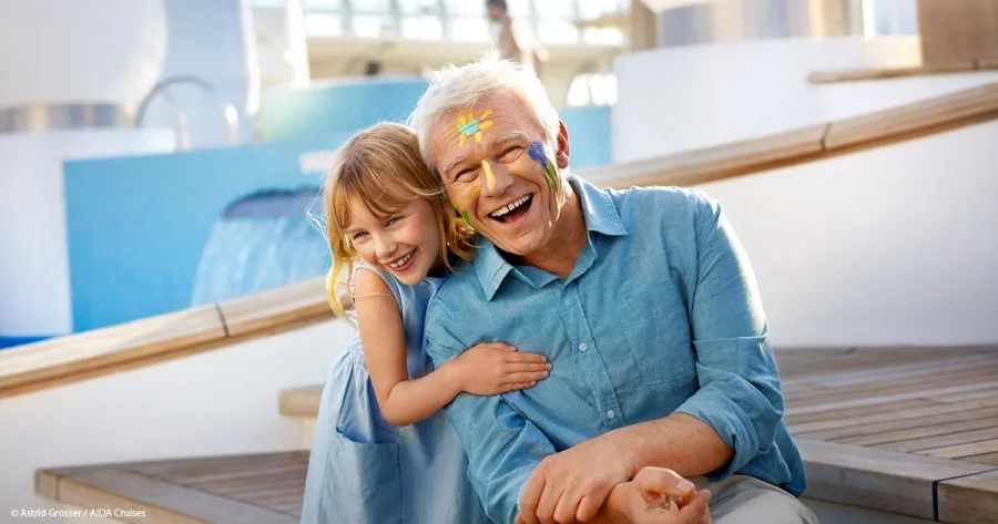 Enkel und Großvater während Mehrgenerationen-Kreuzfahrt mit AIDA