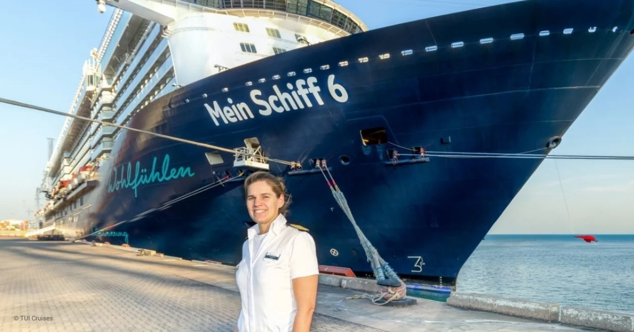 Kapitänin Kira Schikorr vor der Mein Schiff 6