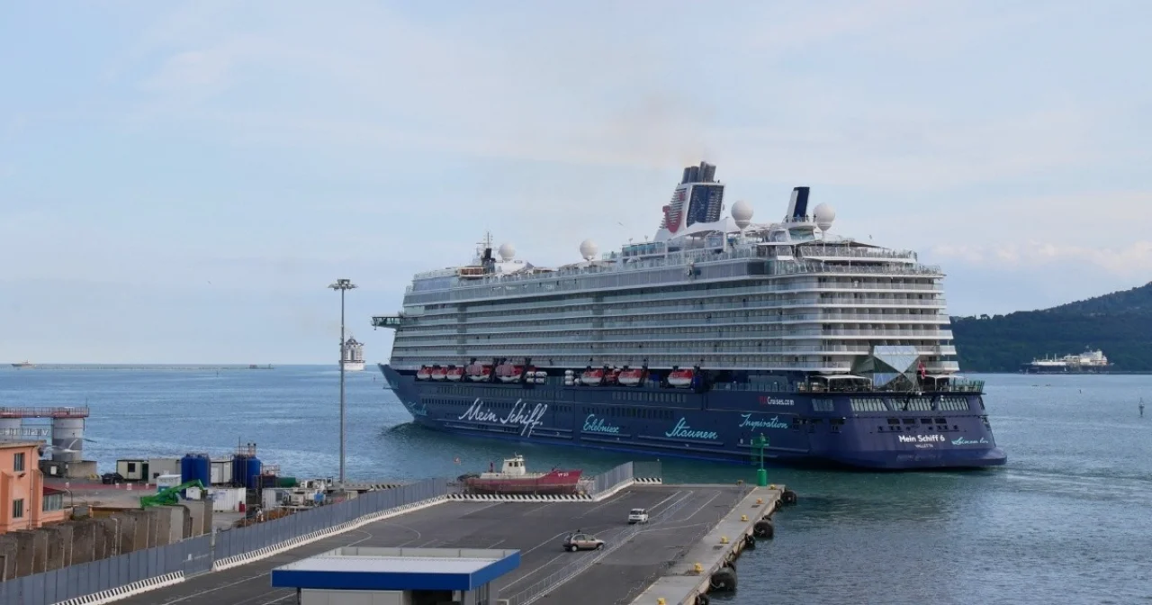 Mein Schiff 6 legt vom Hafen ab