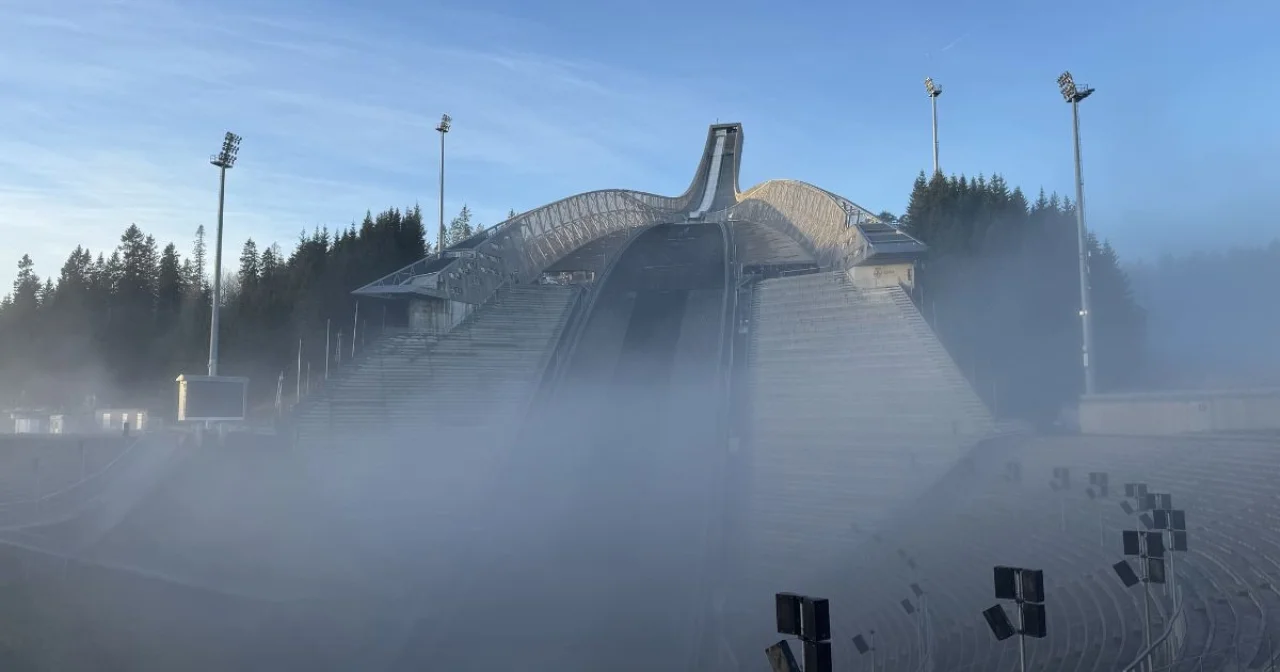 Skisprungschanze am Osloer Holmenkollen im Nebel