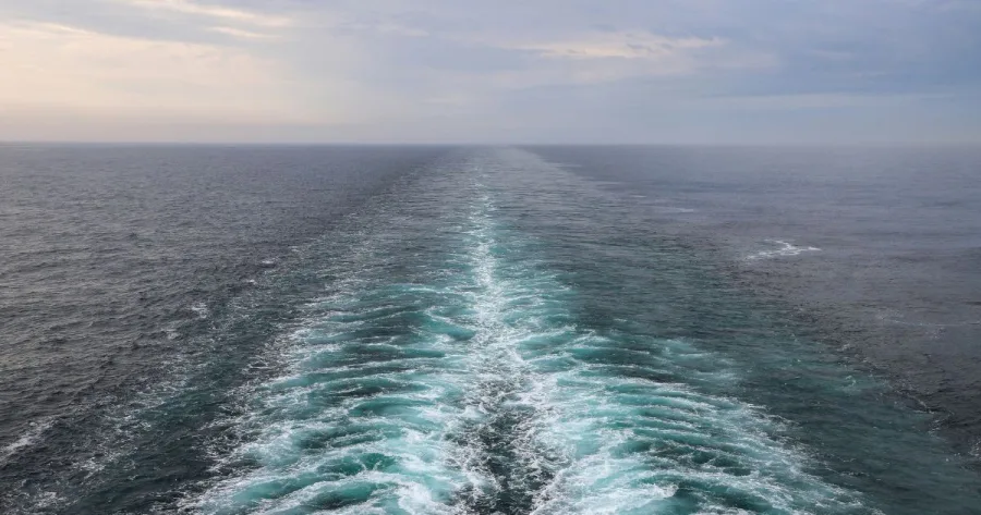 Heckwelle eines Kreuzfahrtschiffs auf hoher See