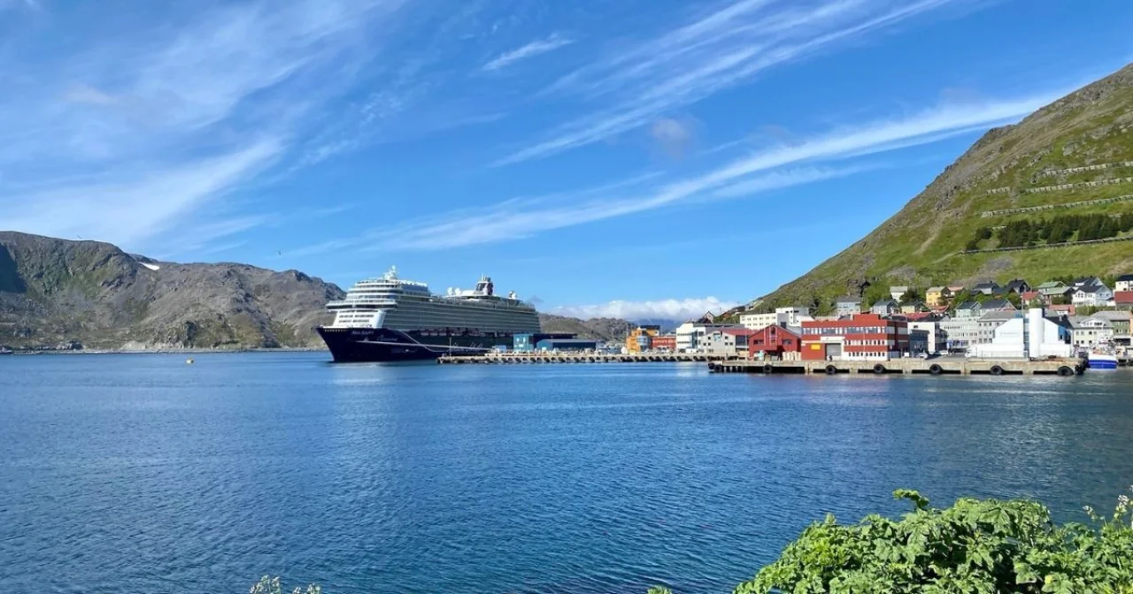 Mein Schiff 1 in einem Fjord im Westen Norwegens