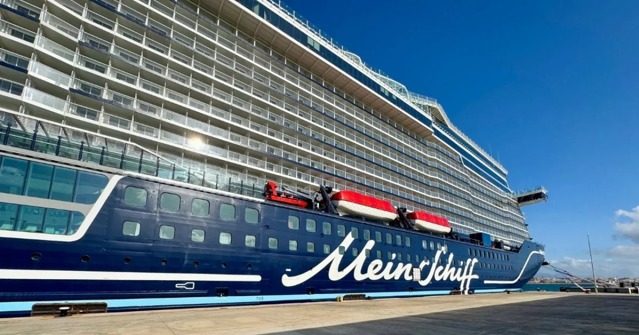 Mein Schiff im Hafen im Sommer