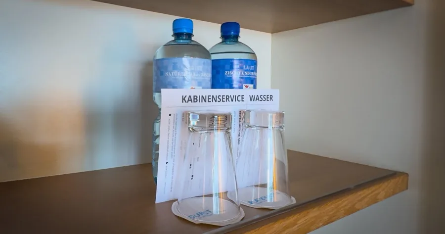 Zwei Wasserflaschen auf AIDA Kabine