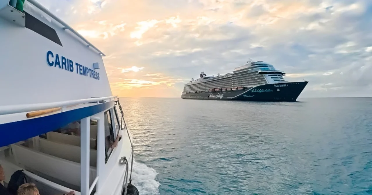 Mein Schiff 1 vom Tenderboot aus gesehen