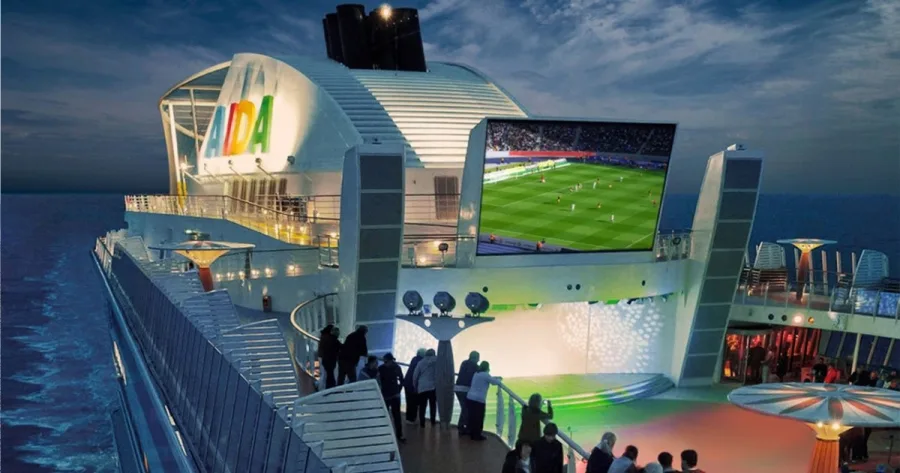 Public Viewing mit Fußball-WM-Partie auf dem Pooldeck eines Kreuzfahrtschiffes von AIDA Cruises