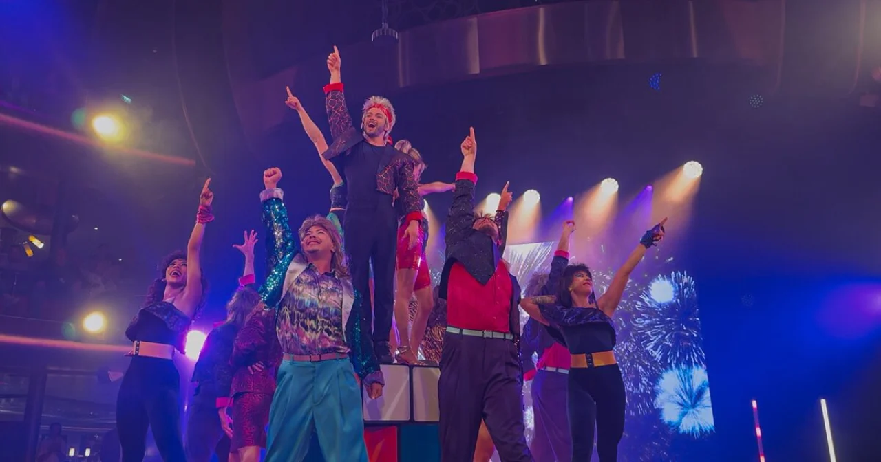 Eine Showgruppe auf der Bühne im Theatrium