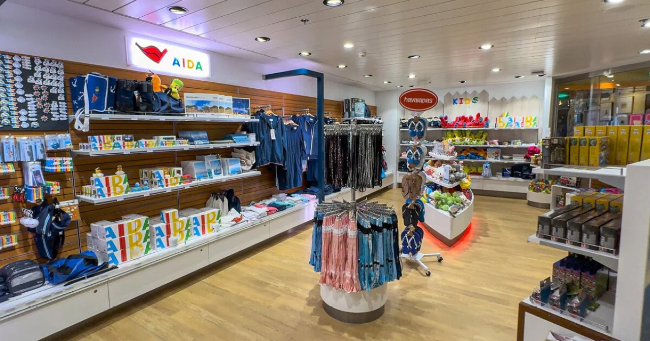 Regale des AIDA Fanshops