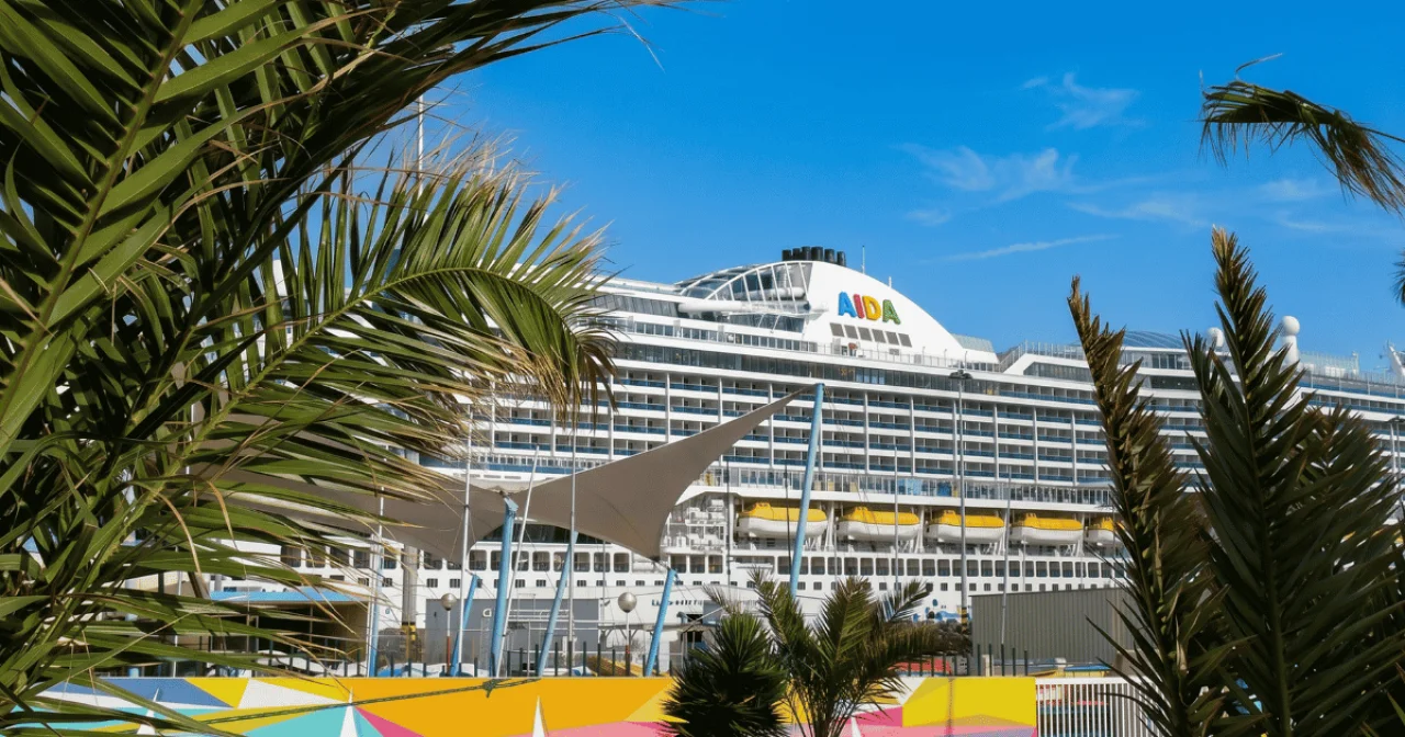 AIDA Schiff im Warmen während Winter-Kreuzfahrt