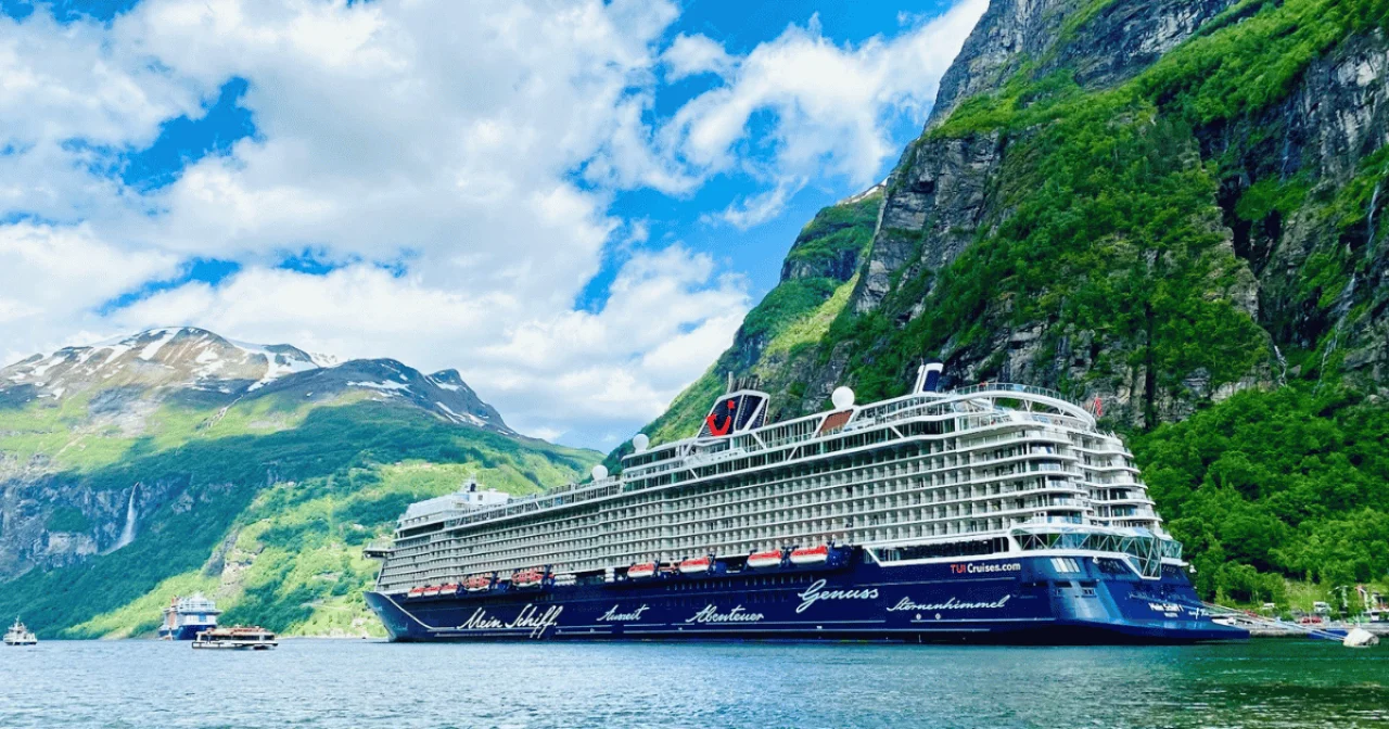 Mein Schiff 1 im Fjord im Sommer