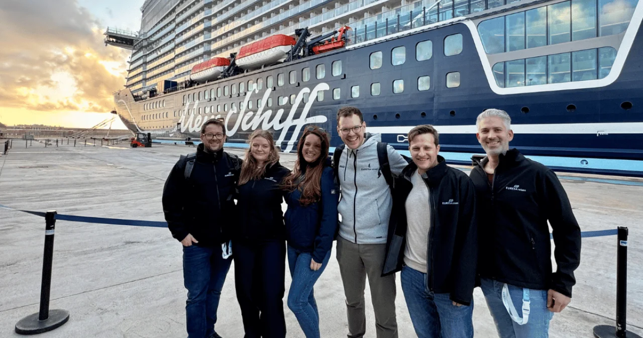 Gruppe von EURESAreisen Teammitgliedern vor Kreuzfahrtschiff Mein Schiff Relax während Reise