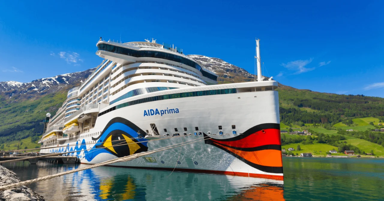 AIDAprima in Norwegen in einem Fjord während einer Sommer-Kreuzfahrt